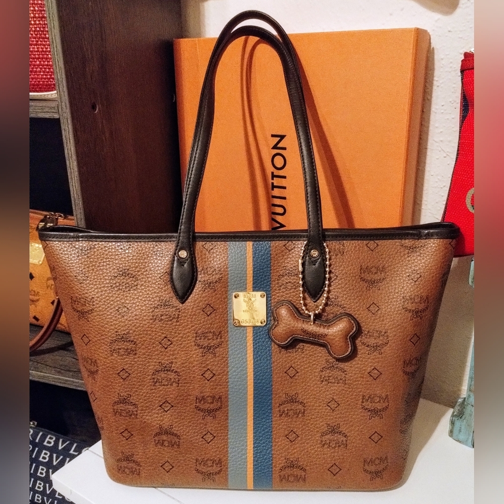 MCM Tote With MCM Bone Bag Charm And Card Of Authentication EUC - Picture 5 of 13